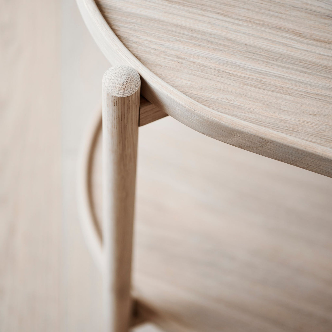 Nærbillede af James rullebord fra Thomsen Furniture. Her vist i ubehandlet bøg.