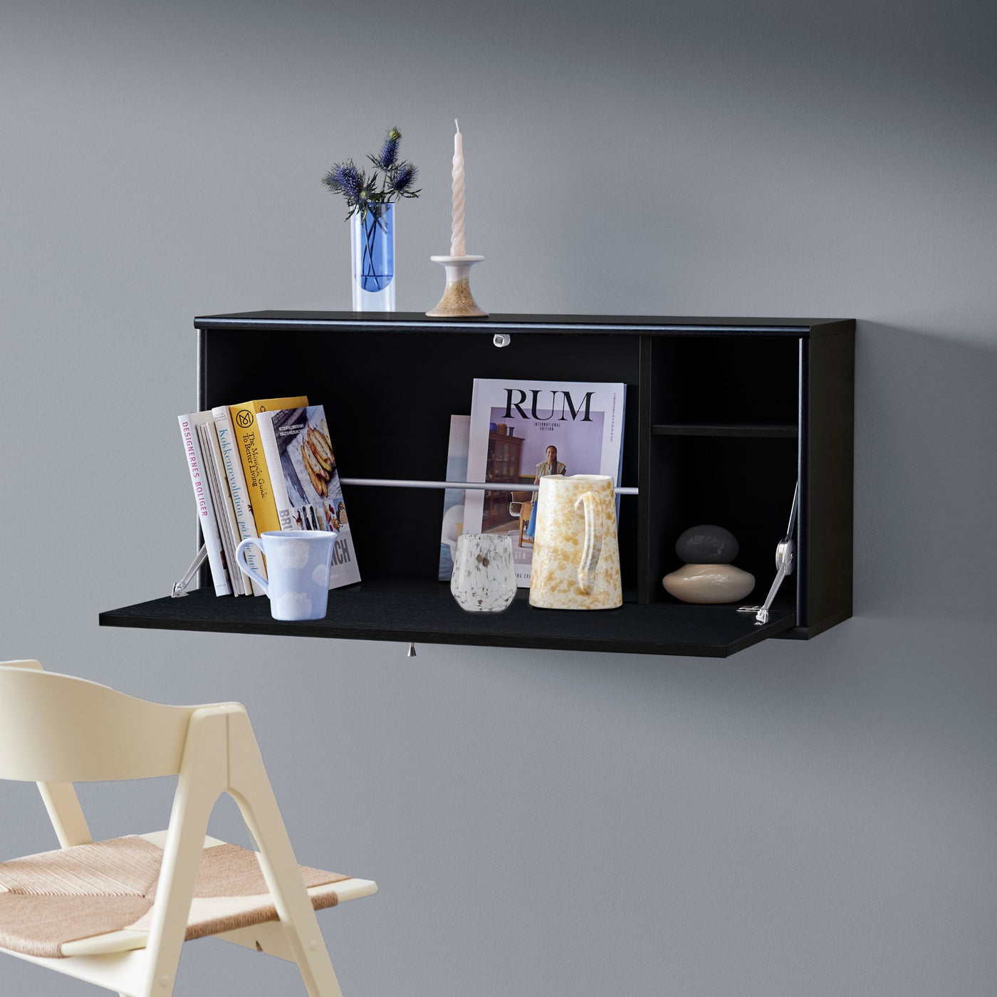 Miljøbillede af væghængt skrivebord/skrivepult fra Mistral i sort.