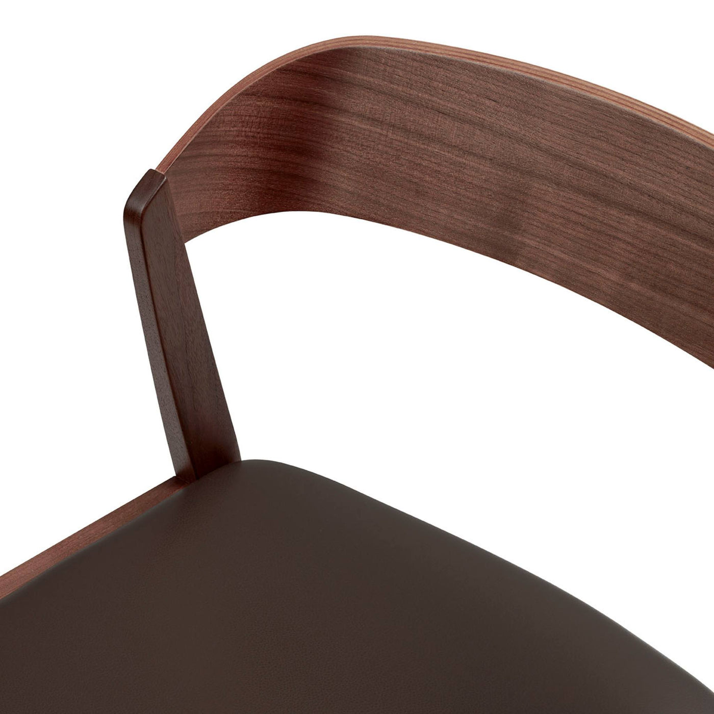 Nærbillede af spisebordsstol SM 825 i naturolieret valnød med læder sæde fra Skovby.