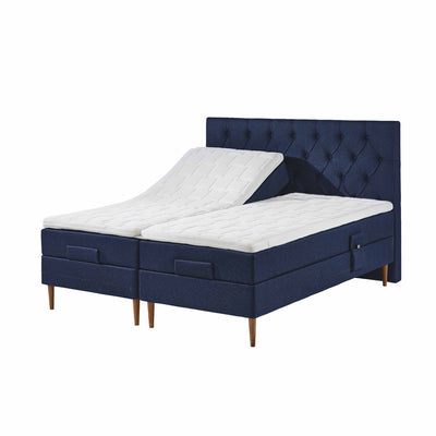 Opus Home Special Edition elevationsseng i str. 180 x 200 cm med stof i flot blå farve. Her med Chest gavl og enkelt topmadras.