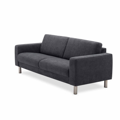 City 3-personers sofa i mørkegrå stof med ben i børstet stål fra Hjort Knudsen