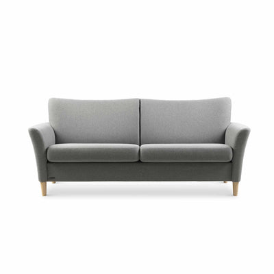 System+ 2,5-personers sofa fra Brunstad i grå stof med hvidolieret ben