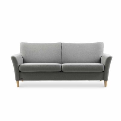 System+ 3-personers sofa fra Brunstad i stof med ben i eg