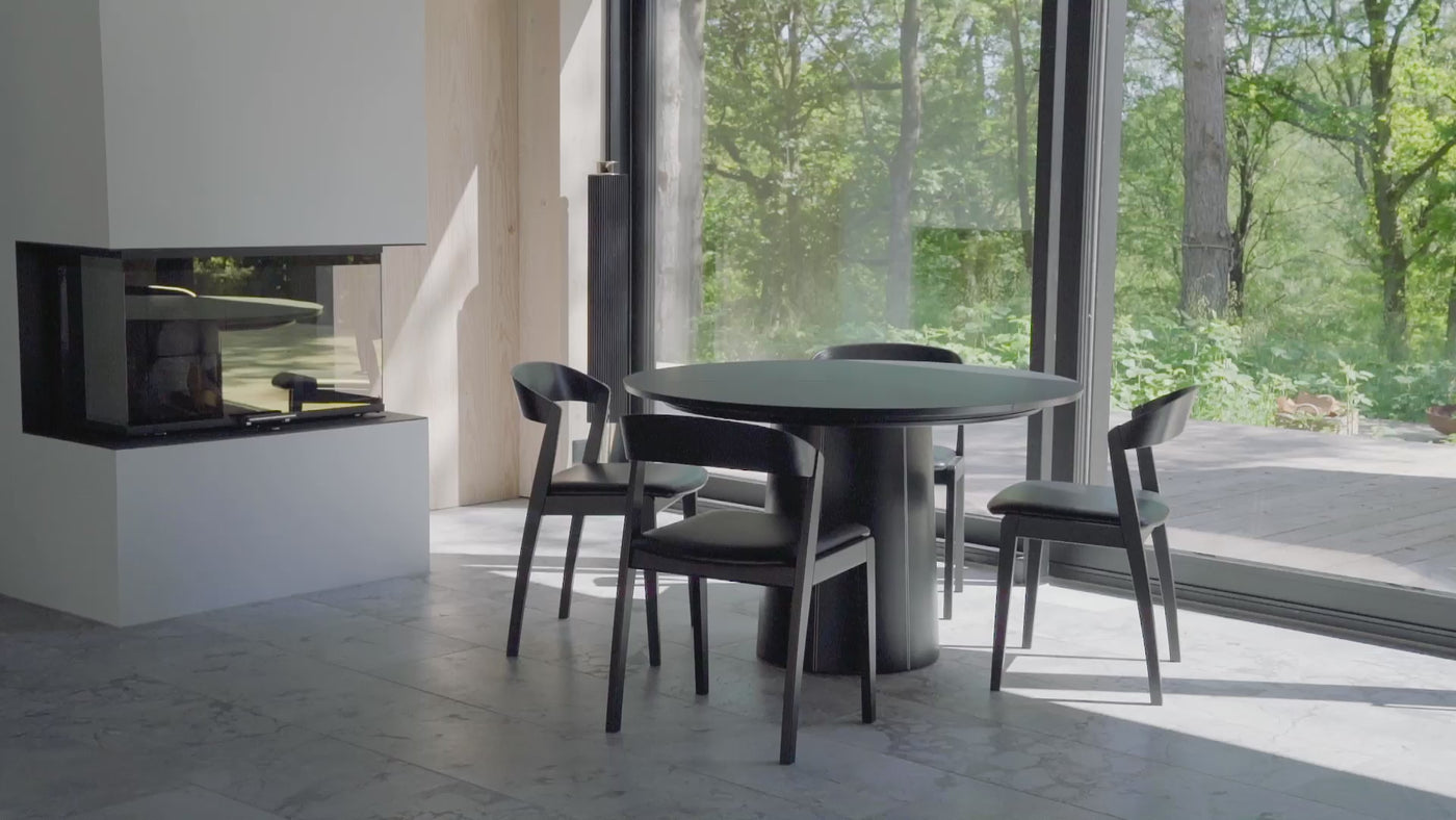 SM 33 rundt spisebord med sokkel i hvidolieret egefinér og bordplade i sort nano-laminat fra Skovby