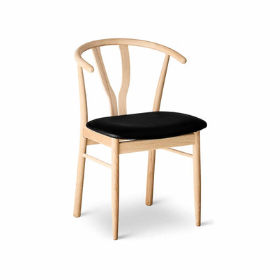 Aura spisebordsstol fra Svane Design med ben i ubehandlet eg og sort lædersæde.