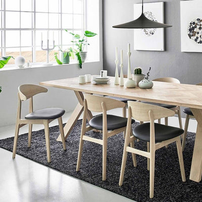 Arki Ram Wood spisebordsstol fra Kristensen & Kristensen i eg med læder sæde. 