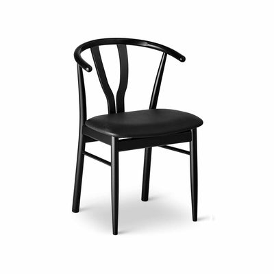 Aura spisebordsstol fra Svane Design i sortbejdset bøg med sort læder sæde.