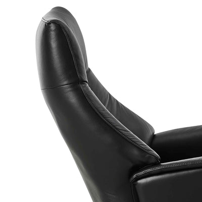 Bjørnø lænestol i sort læder med indbygget fodskammel fra Hjort Knudsen