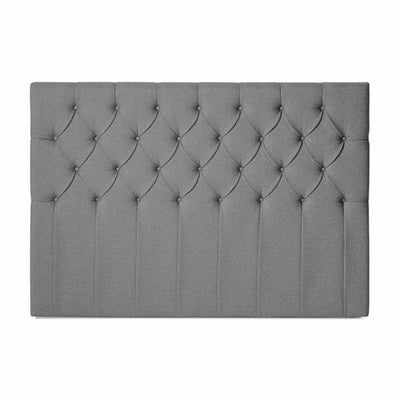 Chest sengegavl i bredde 210 cm betrukket med stof i stilren grå farve.