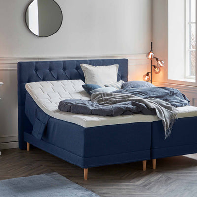 Chest sengegavl i 140 cm med blåt stof.