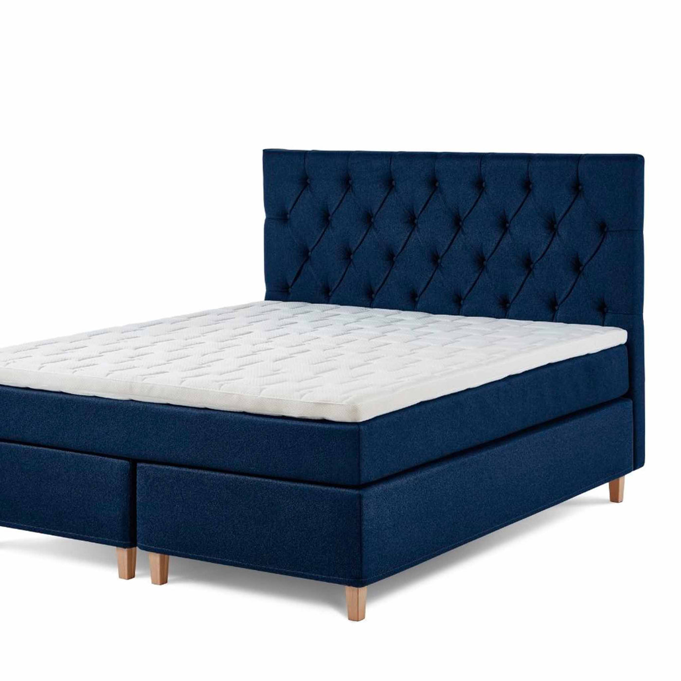 Chest sengegavl i 160 cm betrukket med blåt stof.