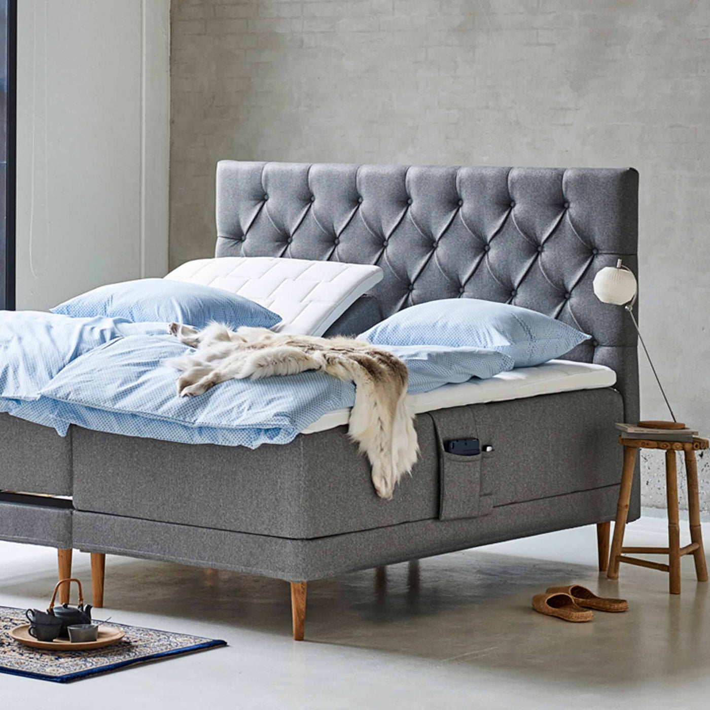 Chest sengegavl i bredde 180 cm betrukket med stof i flot grå farve.