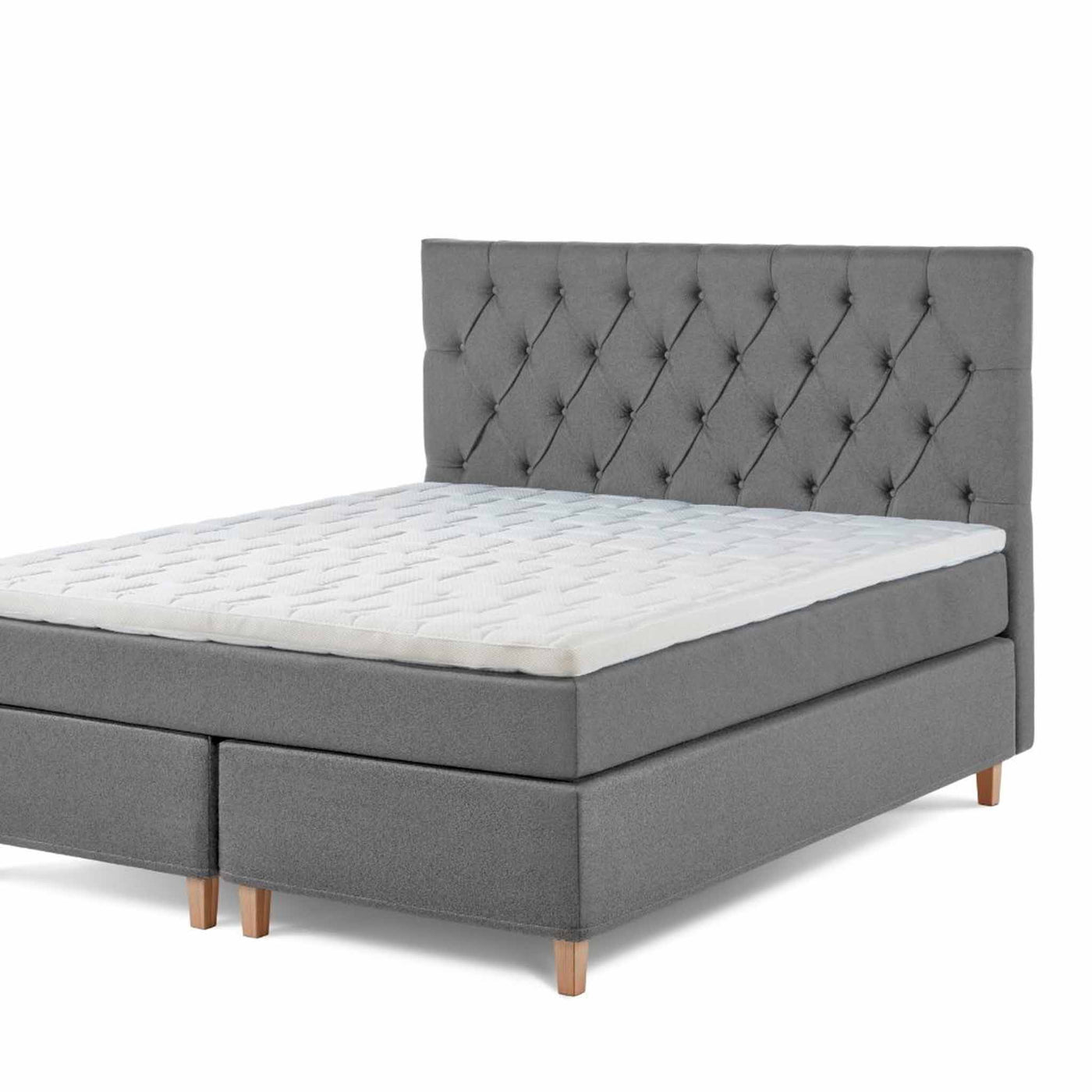 Chest sengegavl i 160 cm betrukket med stof i stilren grå farve.