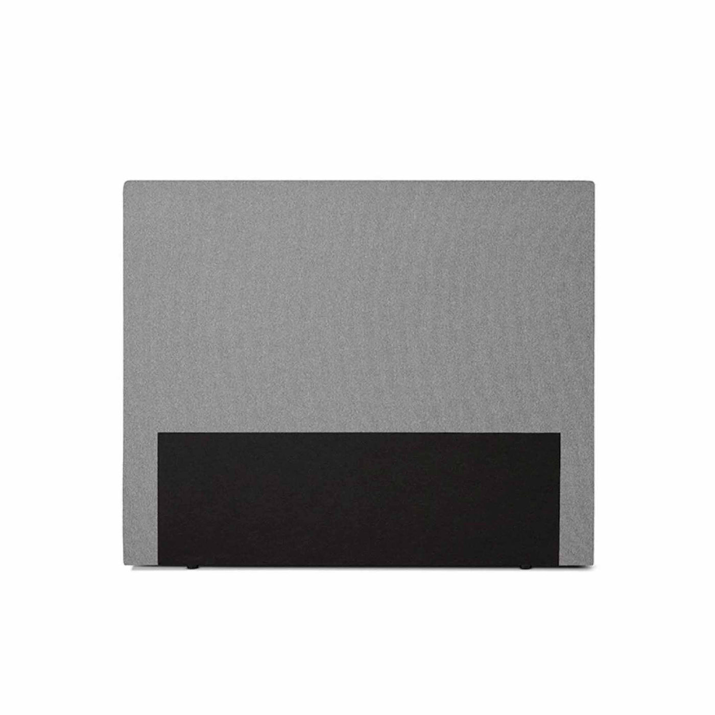 Curve sengegavl fra Opus i 120 cm og betrukket med stof i stilren grå farve.