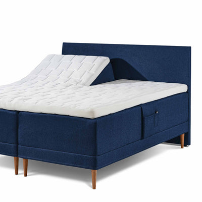 Curve sengegavl fra Opus i 140 cm betrukket med blå stof.
