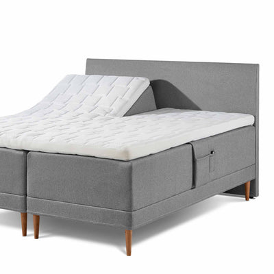 Curve sengegavl fra Opus i 160 cm betrukket med stof i stilren grå farve.