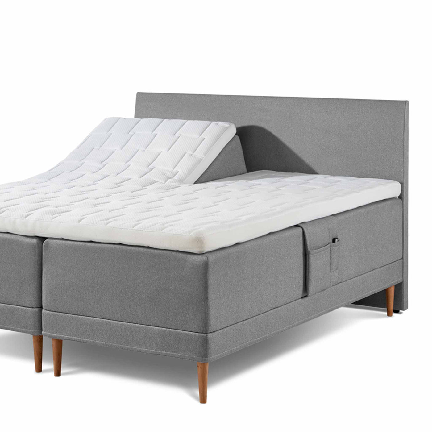 Curve sengegavl fra Opus i 210 cm betrukket med stof i stilren grå farve.