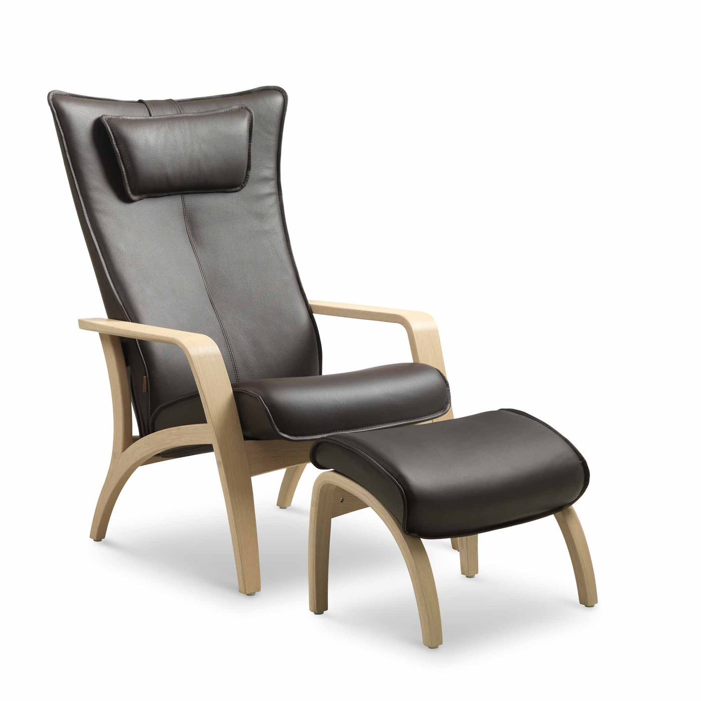 Delta Harmony lænestol med skammel i hvidolieret eg med mørkebrunt læder fra Brunstad