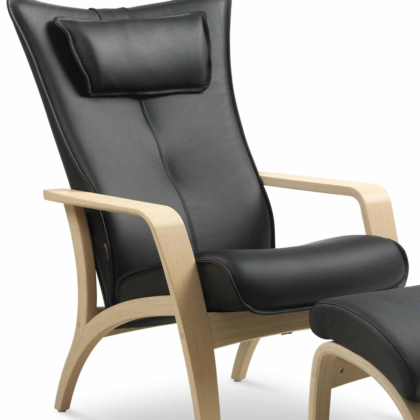 Delta Harmony lænestol med skammel i hvidolieret eg med sort læder fra Brunstad