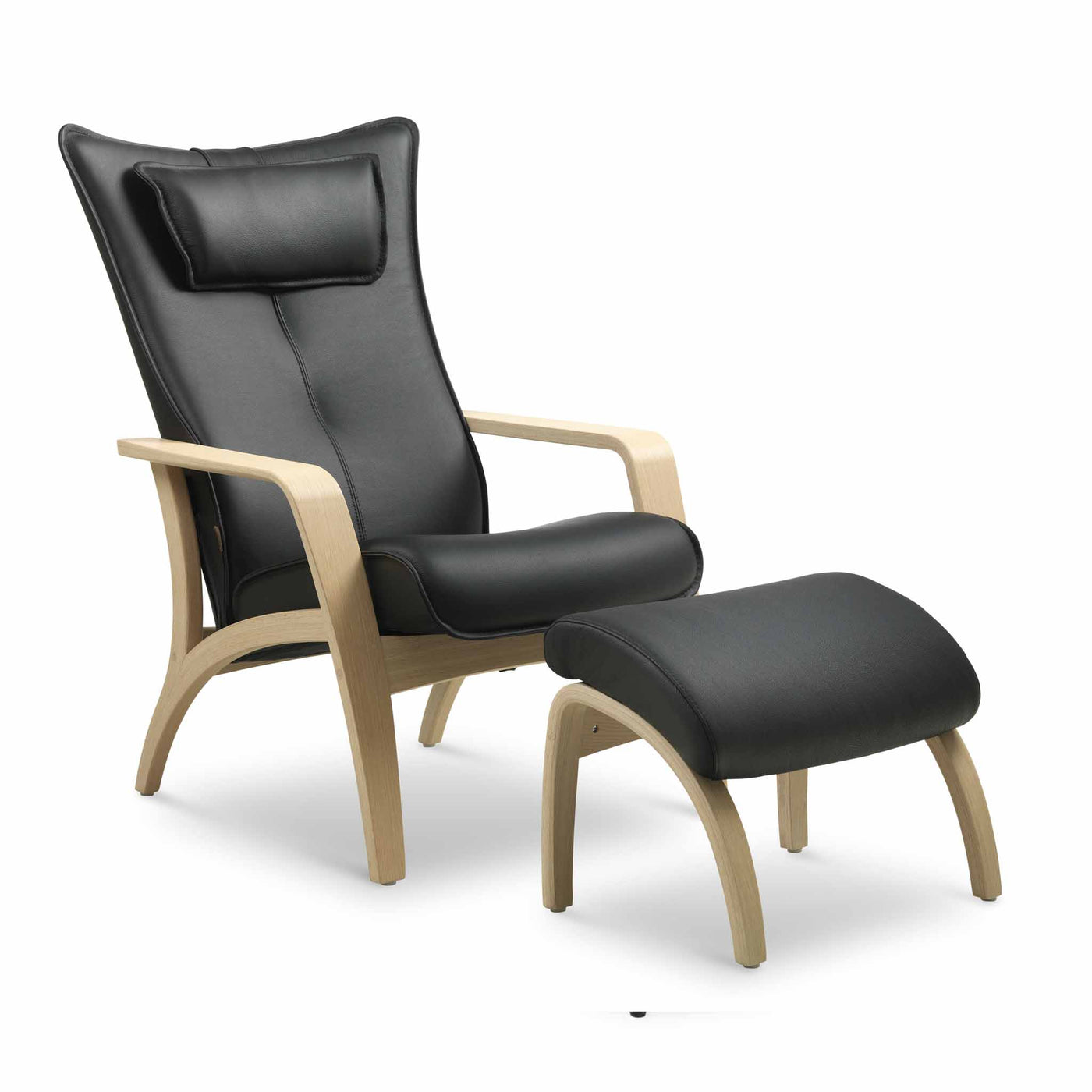 Delta Harmony lænestol med skammel i hvidolieret eg med sort læder fra Brunstad