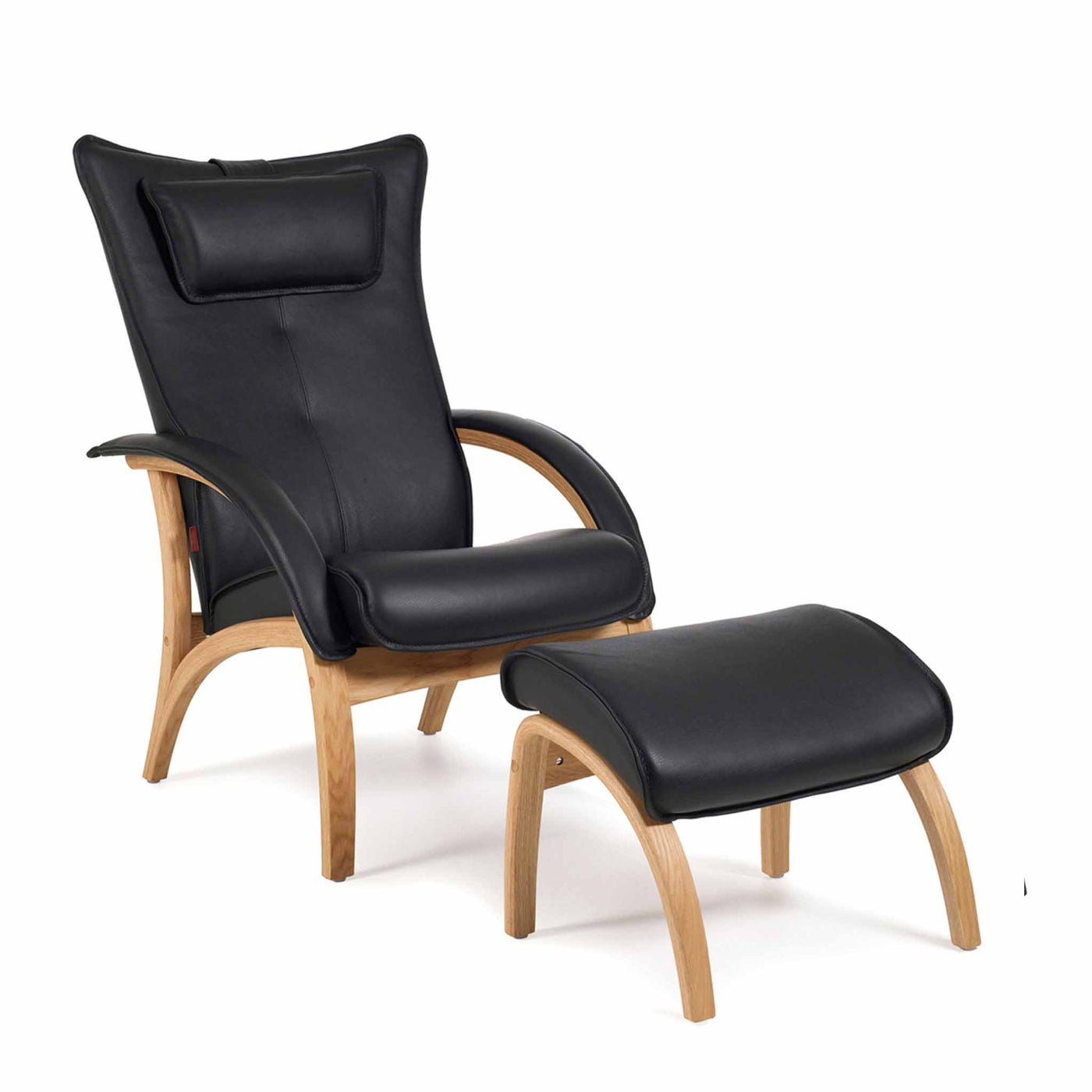 Delta Legend lænestol med skammel i naturolieret eg med sort læder fra Brunstad
