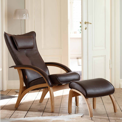 Delta Legend lænestol med skammel i naturolieret eg med brunt læder fra Brunstad