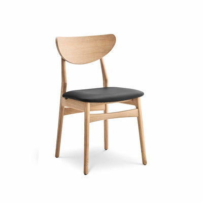 Esther spisebordsstol fra Casø Furniture i hvidolieret eg med sort læder sæde