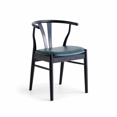 Findahl by Hammel Freja spisebordsstol i sortlakeret eg med grøn læder sæde.
