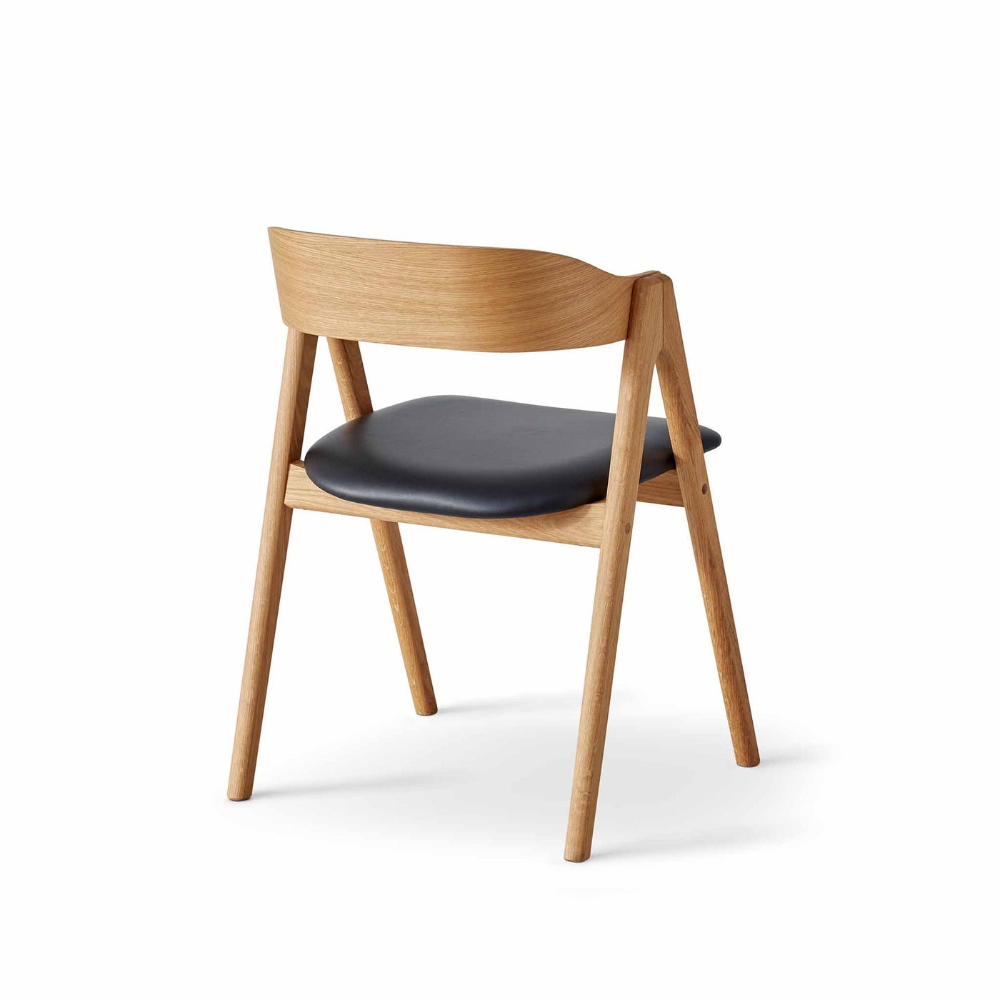 Findahl by Hammel Mette spisebordsstol i olieret eg med ryg og sæde i sort læder.