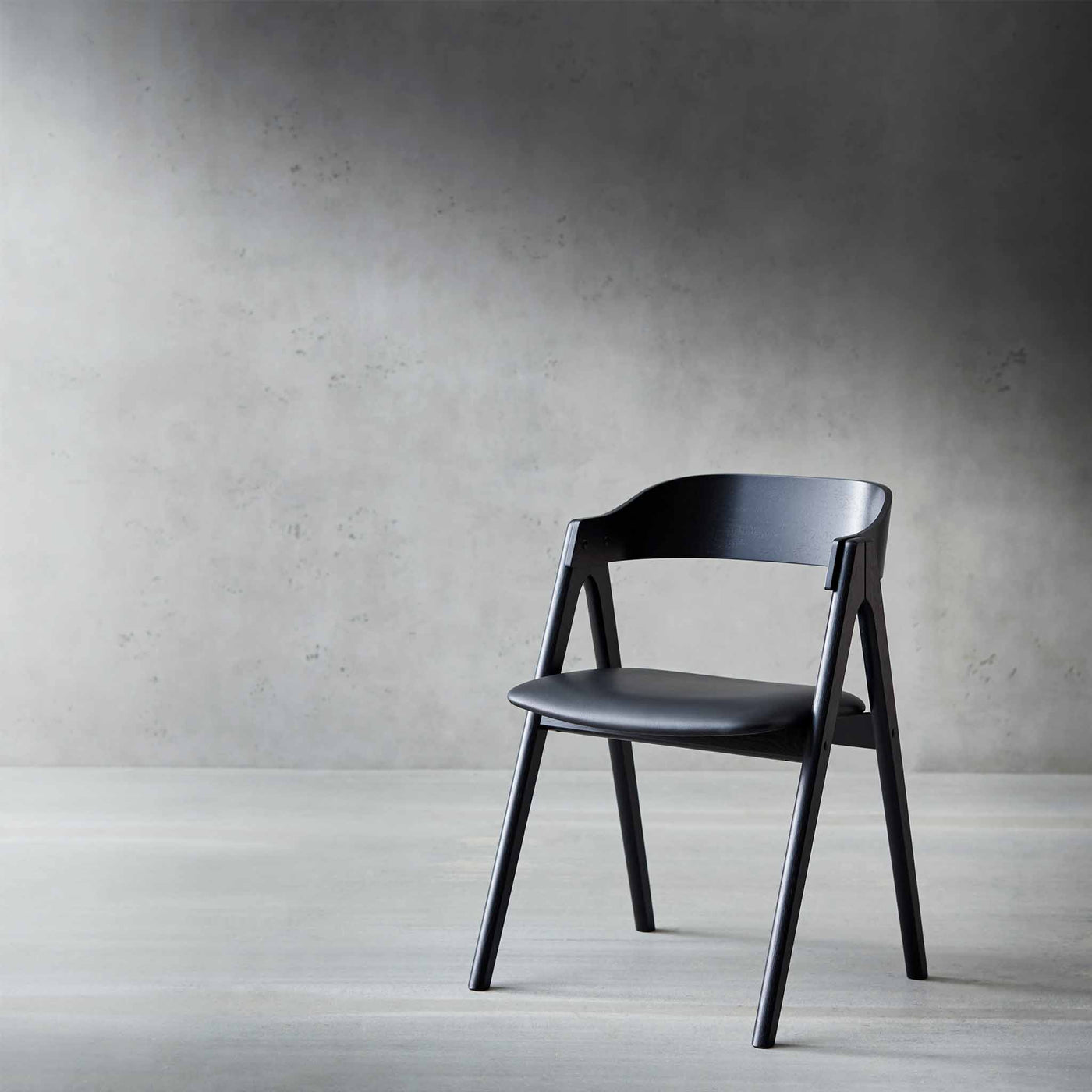Findahl by Hammel Mette spisebordsstol i sortlakeret eg med sæde i sort læder.