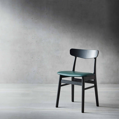 Findahl by Hammel Mosbøl spisebordsstol i sortlakeret eg med grøn læder sæde.
