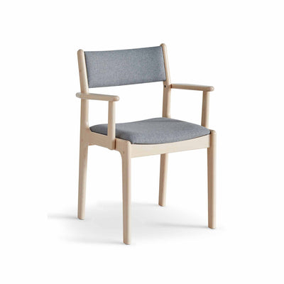 Findahl by Hammel Nybøl spisebordsstol med bæredygtigt stof og armlæn.