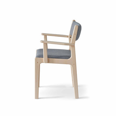 Findahl by Hammel Nybøl spisebordsstol med bæredygtigt stof og armlæn.