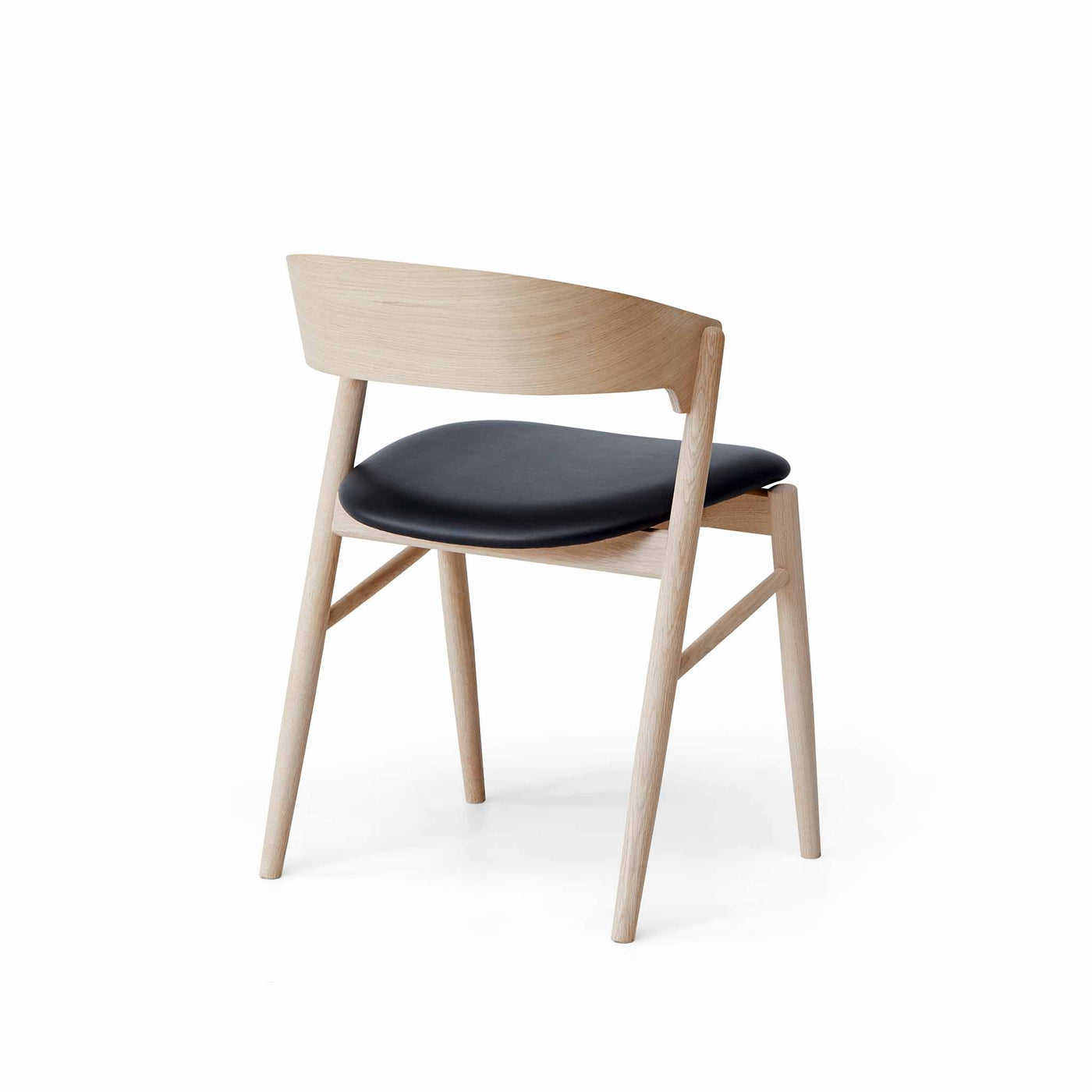 Findahl by Hammel Springer spisebordsstol i hvidpigmenteret lakeret eg med sort læder.