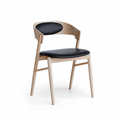 Findahl by Hammel Springer spisebordsstol i hvidpigmenteret lakeret eg med sort læder.