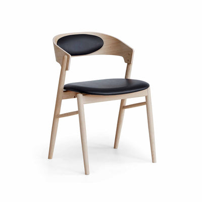 Findahl by Hammel Springer spiseborddstol i sæbebehandlet eg med sæde og ryg i sort semi anilin læder.