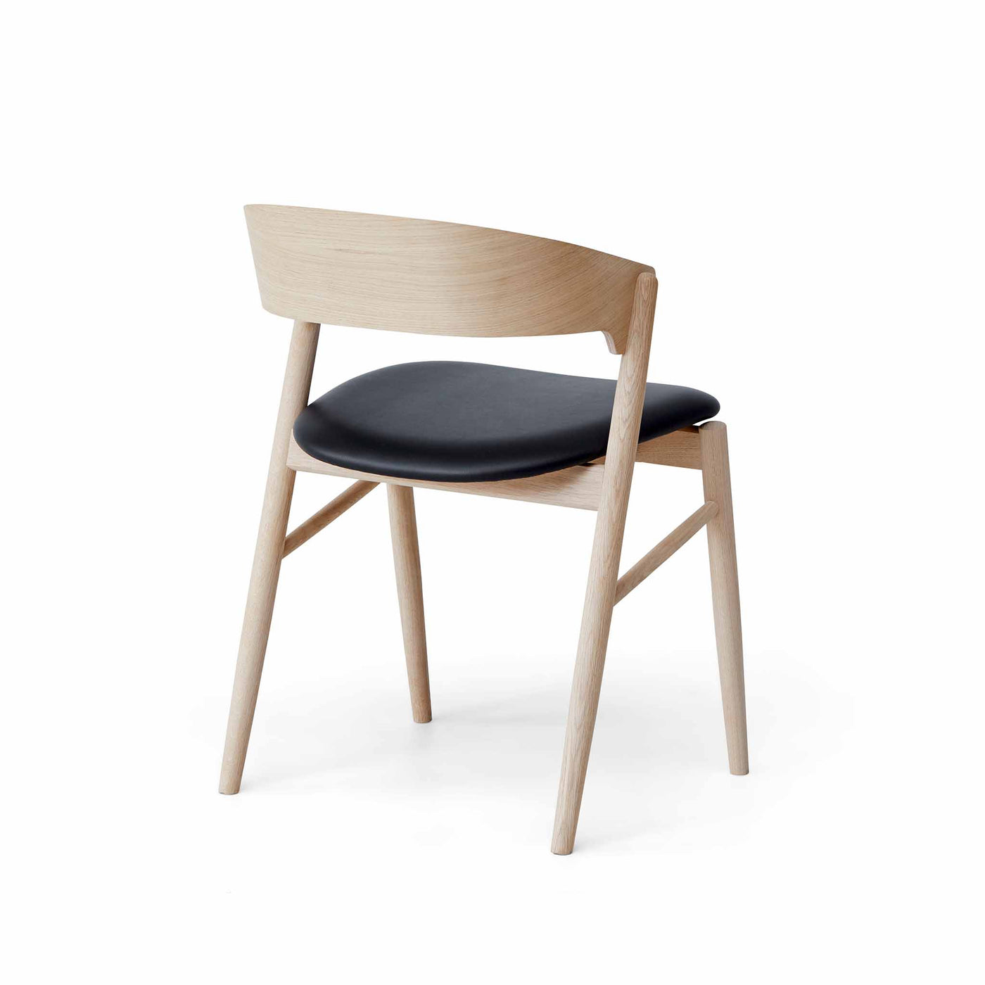 Findahl by Hammel Springer spiseborddstol i sæbebehandlet eg med sæde og ryg i sort semi anilin læder.