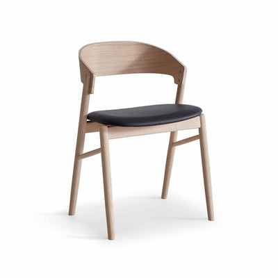 Findahl by Hammel Springer spisebordsstol i ubehandlet egetræ med sæde i sort semi anilin læder.