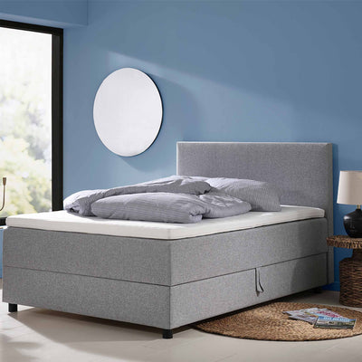 Flygel seng med opbevaring i 140 x 200 cm med stof i flot lysegrå farve.