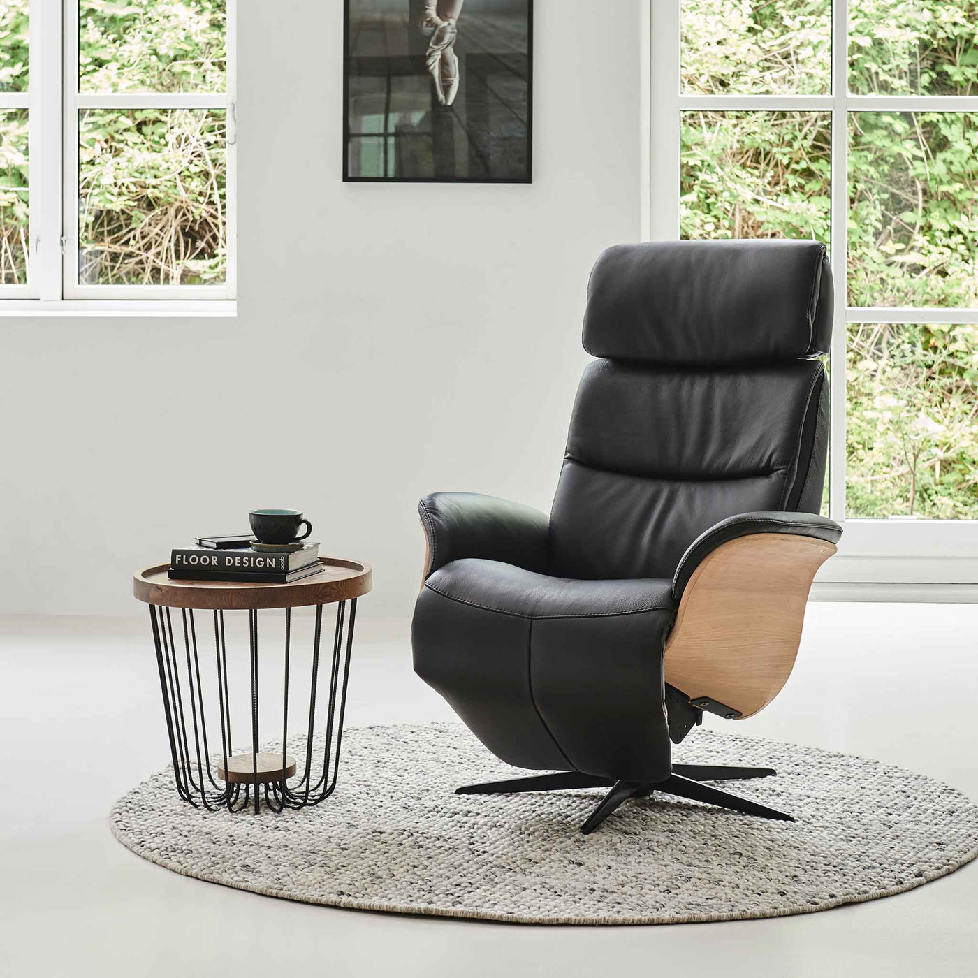 Golf lænestol med recliner i sort læder og hvidolieret eg fra Hjort Knudsen