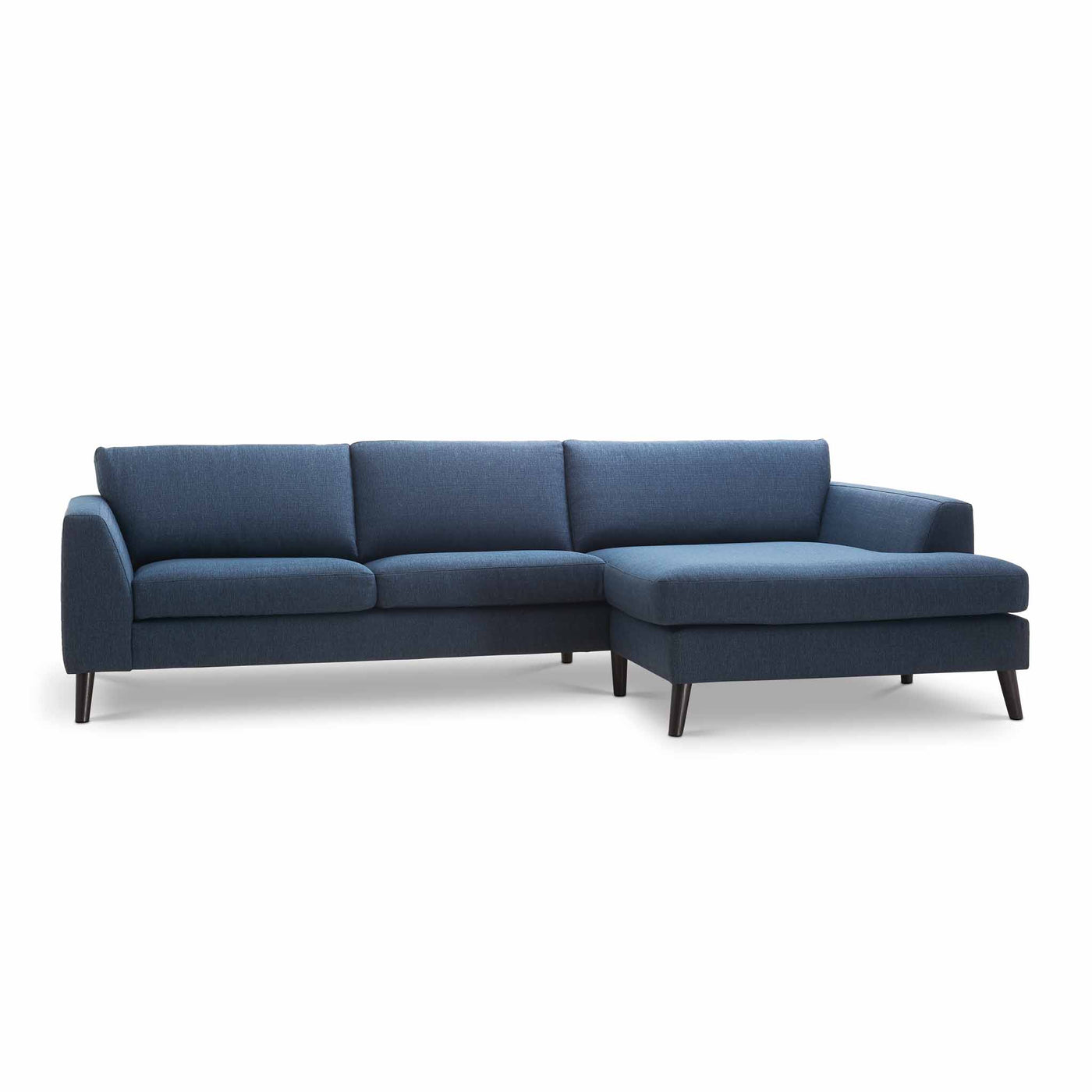 Livo chaiselong sofa i blå stof med sorte træben fra Vilmers