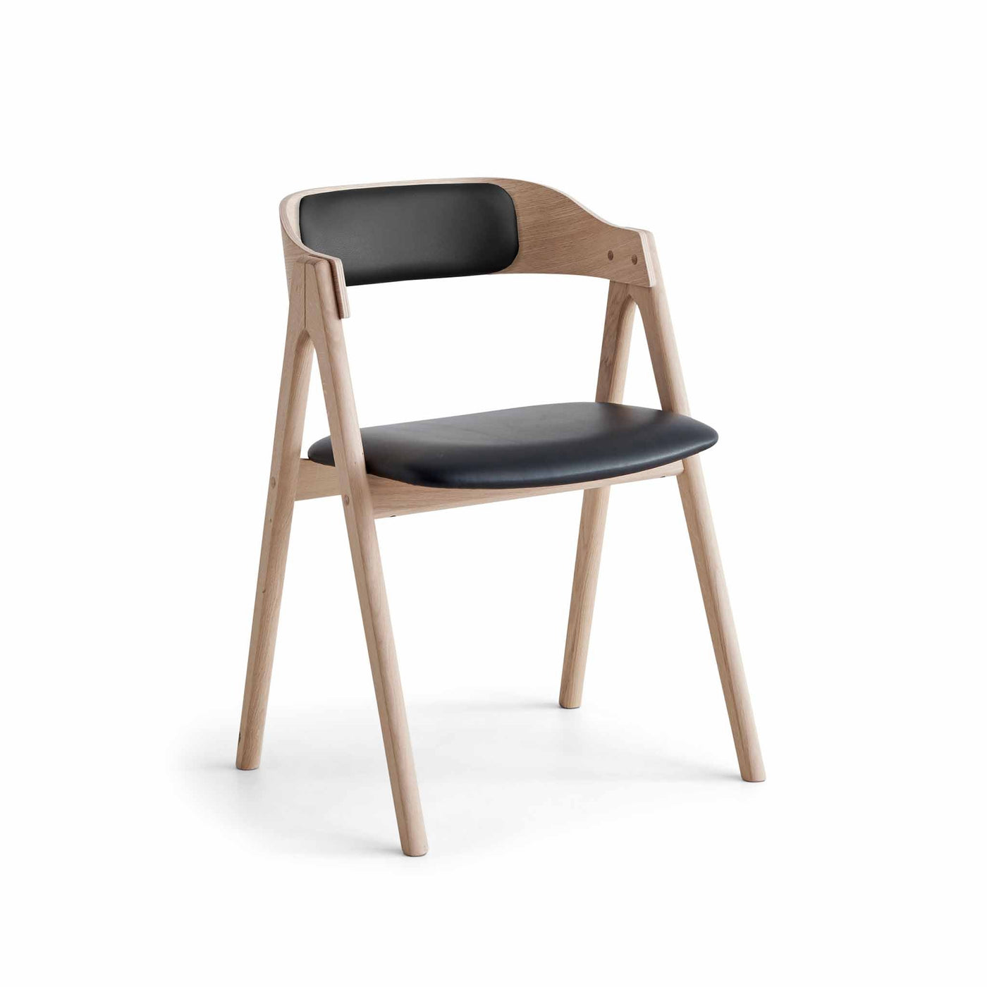 Findahl by Hammel Mette spisebordsstol i ubehandlet eg med ryg og sæde i sort semi anilin læder.