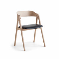 Findahl by Hammel Mette spisebordsstol i ubehandlet eg med sæde i sort semi anilin læder.