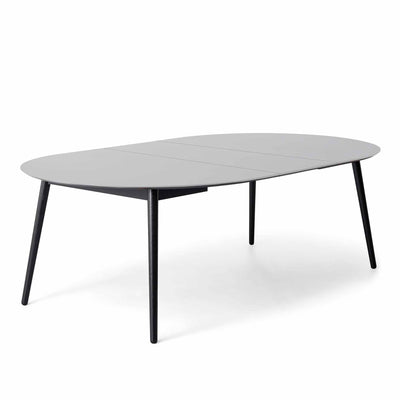 Meza by Hammel Round spisebord med bordplade i hvid laminat og ben i sortbejdset ask.