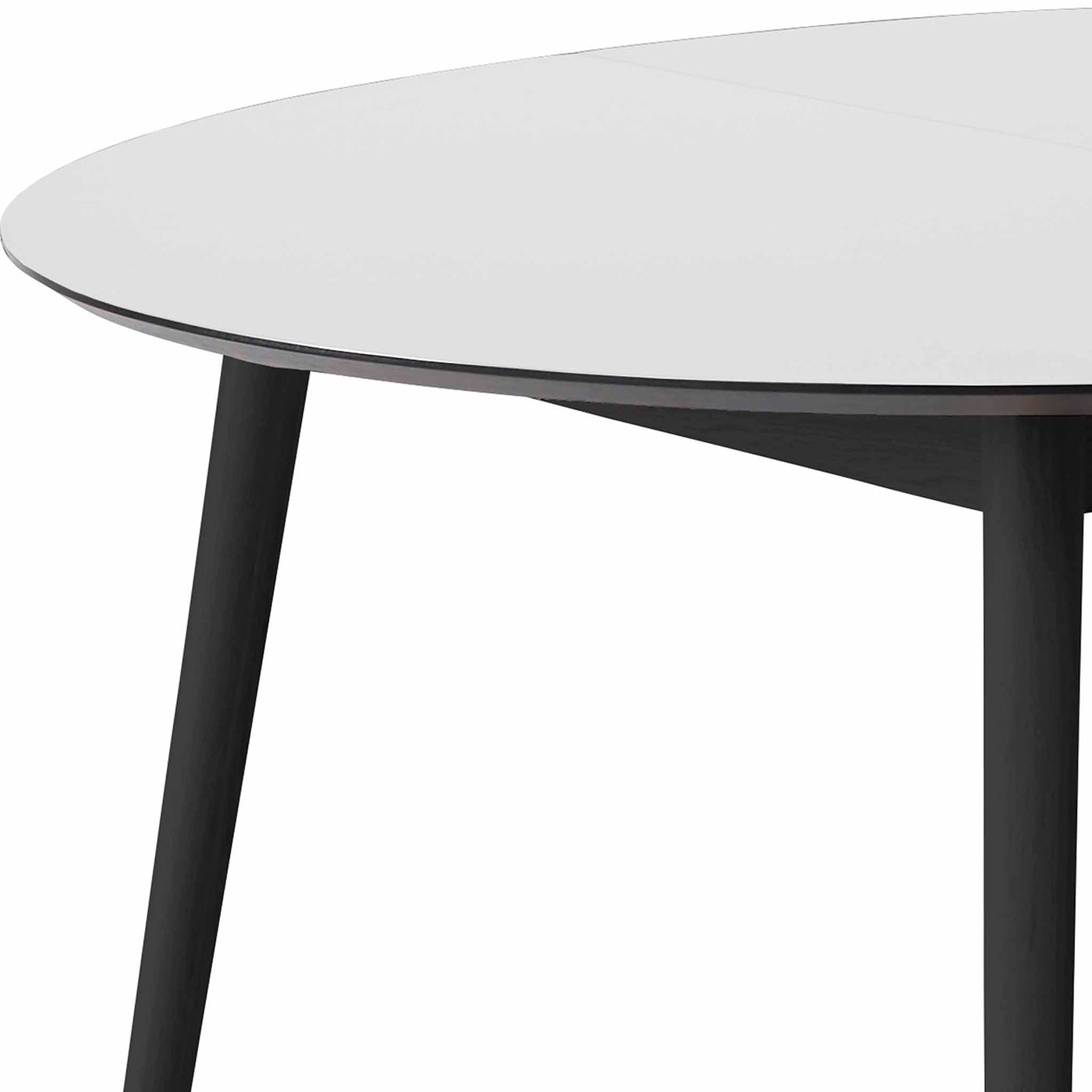 Meza by Hammel Round spisebord med bordplade i hvid laminat og ben i sortbejdset ask.