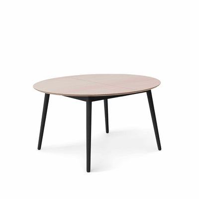 Meza by Hammel Round spisebord med bordplade i hvidpigmenteret eg og ben i sortbejdset ask.