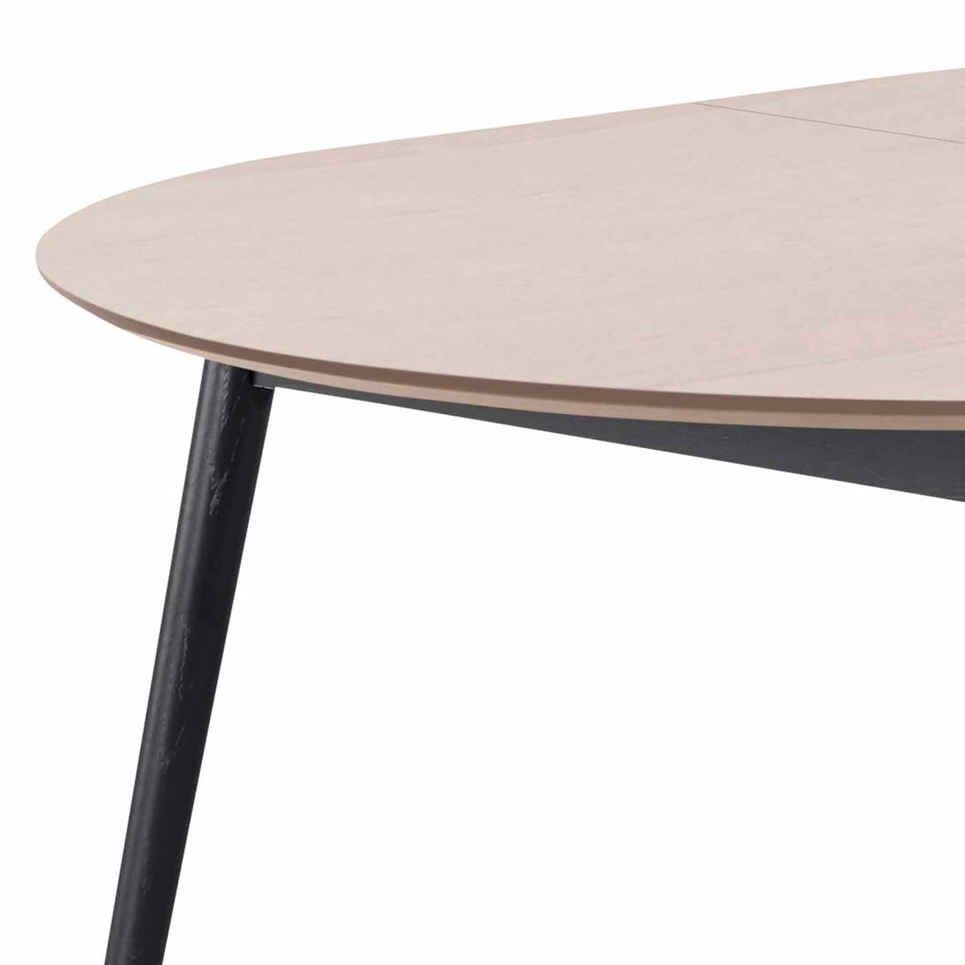Meza by Hammel Round spisebord med bordplade i hvidpigmenteret eg og ben i sortbejdset ask.
