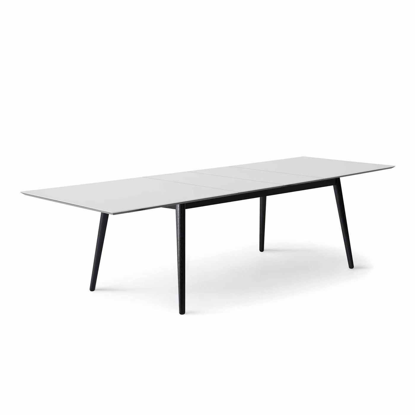 Meza by Hammel Square spisebord med bordplade i hvid laminat og ben i sortbejdset ask.