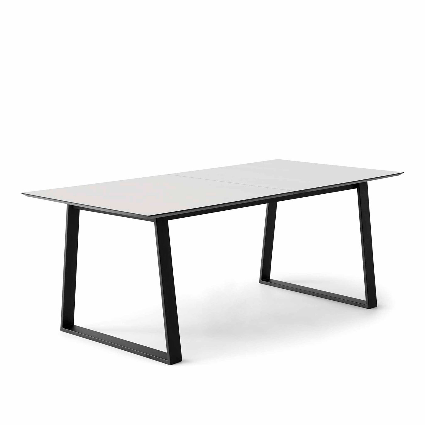 Meza by Hammel Square spisebord med bordplade i hvid laminat og trapez stel i sort pulverlakeret metal.