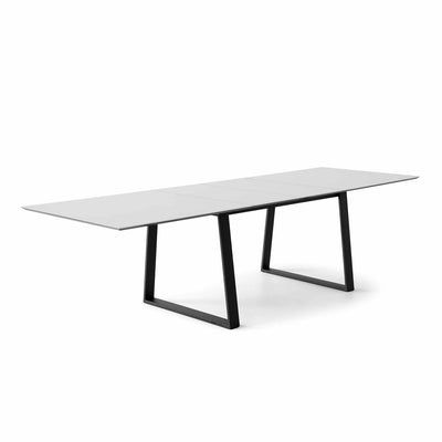 Meza by Hammel Square spisebord med bordplade i hvid laminat og trapez stel i sort pulverlakeret metal.